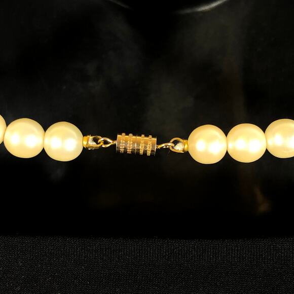 Faux Pearl Necklace 18" Creamy White Versatile Regency Barrel Clasp Retro Vtg - Picture 3 of 4